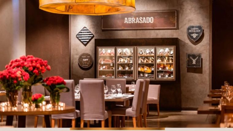 Según un informe, los consumidores con mayores gastos continúan mostrando una sólida disposición para comprar productos de lujo. Foto: MDZ