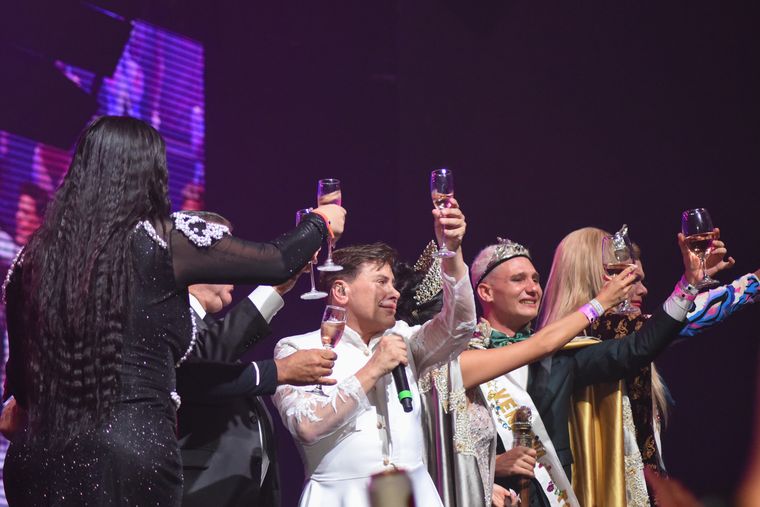 Gabriel Canci brindando junto a los nuevos representantes y todos los presentes. Gabriel Canci brindando junto a los nuevos representantes y todos los presentes.