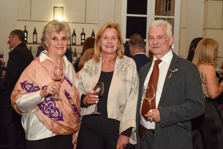 María Landa, Patricia Ortiz y el cónsul de España en Mendoza Ramón Blecua Casas. María Landa, Patricia Ortiz y el cónsul de España en Mendoza Ramón Blecua Casas.