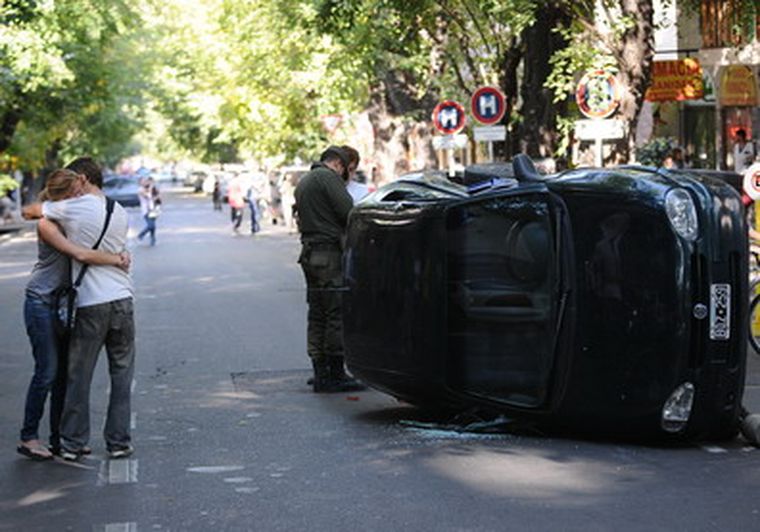 Así quedó sobre San Lorenzo el Corsa en el que iban dos jóvenes. Foto: Pachy Reynoso/MDZ
