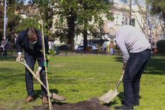 Suarez y Larreta, sembrando mucho más que una vid. Foto: Gentileza