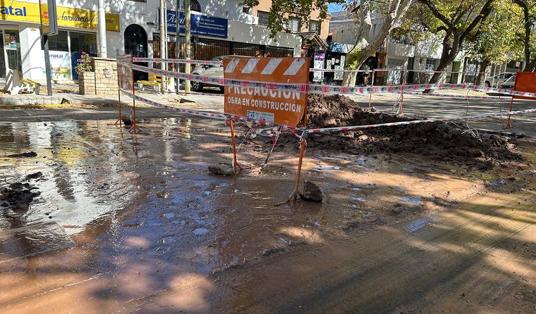 Operativos de Aysam, pozos abiertos y parches sobre el asfalto marcaron las últimas semanas en una de las calles más transitadas de Ciudad. Operativos de Aysam, pozos abiertos y parches sobre el asfalto marcaron las últimas semanas en una de las calles más transitadas de Ciudad.