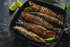 Esta receta se cocina tradicionalmente al aire libre sobre brasas de leña para potenciar el sabor ahumado.