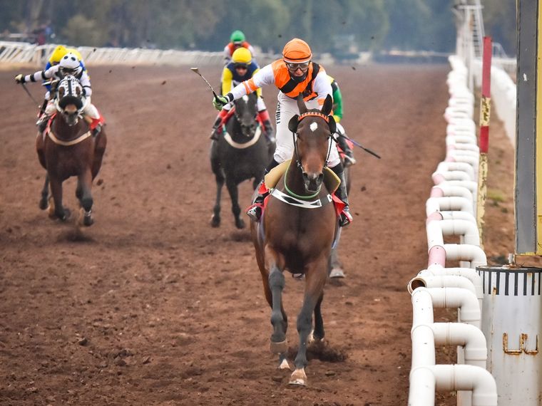 CONSTANZO: El sanjuanino Constanzo se quedó con la victoria más destacada de la jornada de hoy en Mendoza Foto: José Maluf