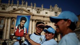 En la plaza de San Pedro, miles de fieles venidos de todas partes del mundo se congregaron para presenciar la elevación a los altares de Acutis y otro joven italiano. En la plaza de San Pedro, miles de fieles venidos de todas partes del mundo se congregaron para presenciar la elevación a los altares de Acutis y otro joven italiano.