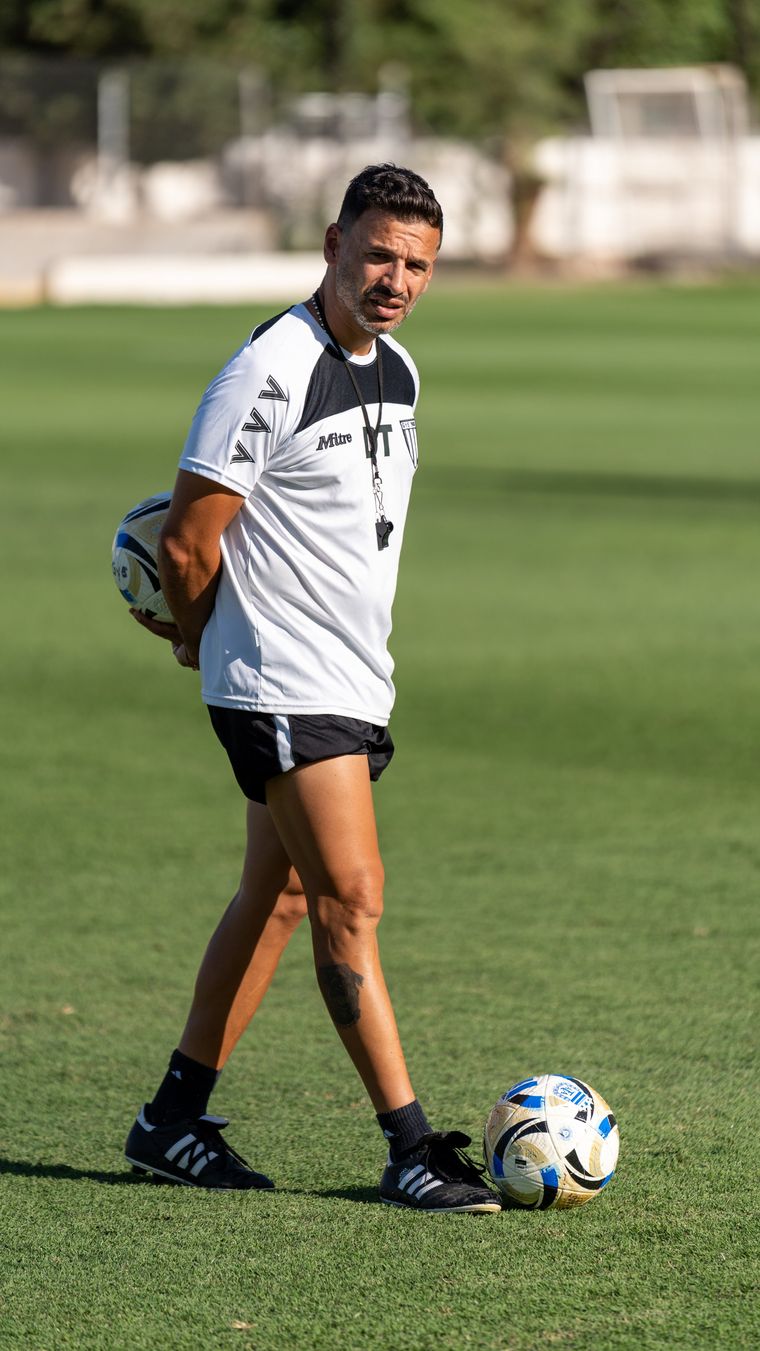 Ariel Broggi tiene el equipo definido para jugar ante el Ferroviario este jueves a las 22.15.