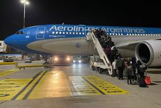 El segundo contingente arribó hoy a las 16:00 en un vuelo de Aerolíneas Argentinas. Foto: Twitter @SantiagoCafiero