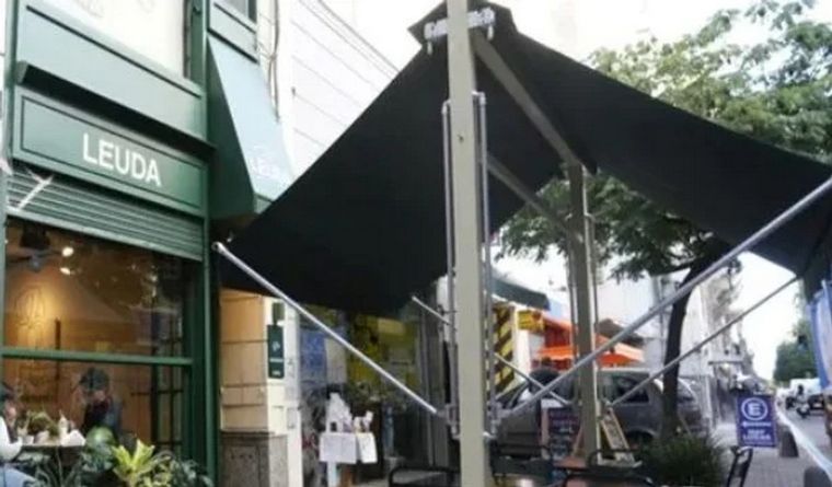 Un hombre fue detenido tras agredir físicamente a una moza en el bar Leuda de Rosario.