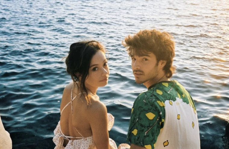 La comedia romántica fue rodada en islas paradisíacas de Grecia Foto: Netflix