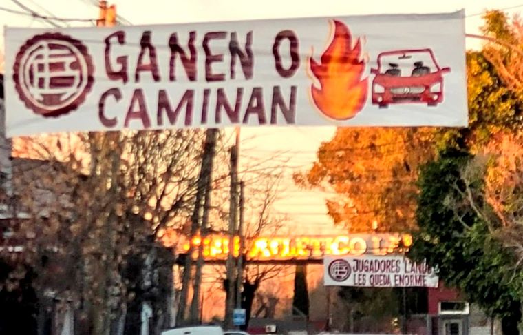 Los pasacalles que aparecieron en las afueras del Polideportivo de Lanús. 