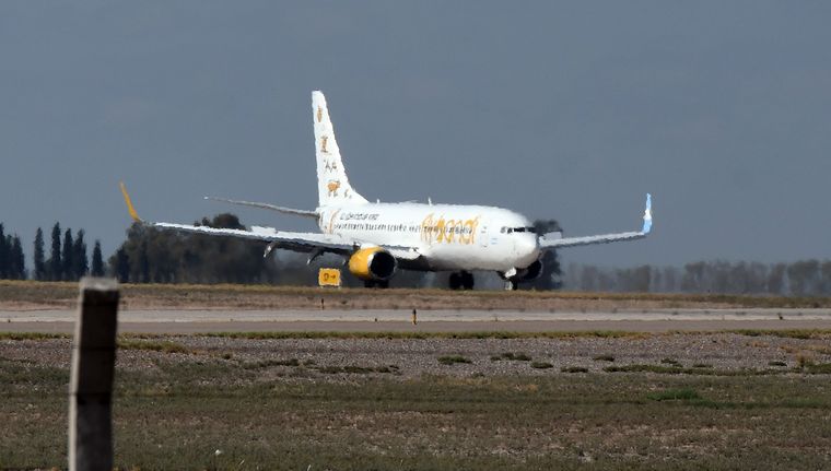 Flybondi anunció que a partir de diciembre sumará cuatro nuevas rutas internacionales que conectarán directamente a Argentina con distintas ciudades de Brasil. Foto: ALF PONCE MERCADO / MDZ