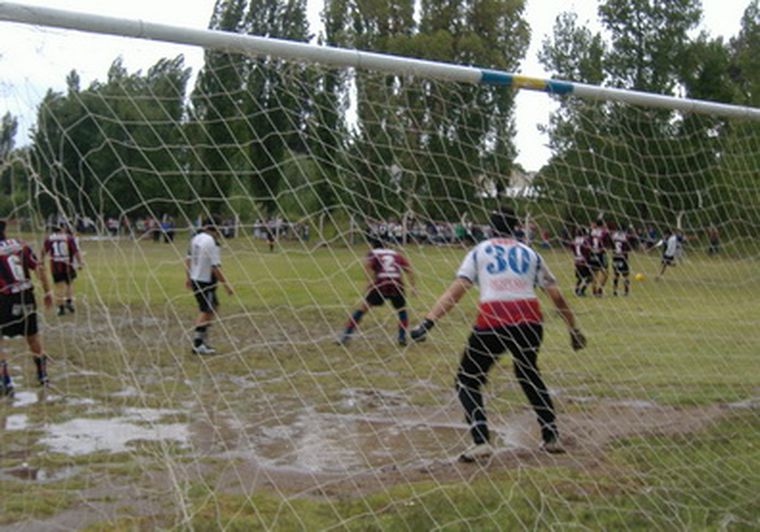 El pueblo no abandonó el partido de fútbol pese a las condiciones climáticas adversas.