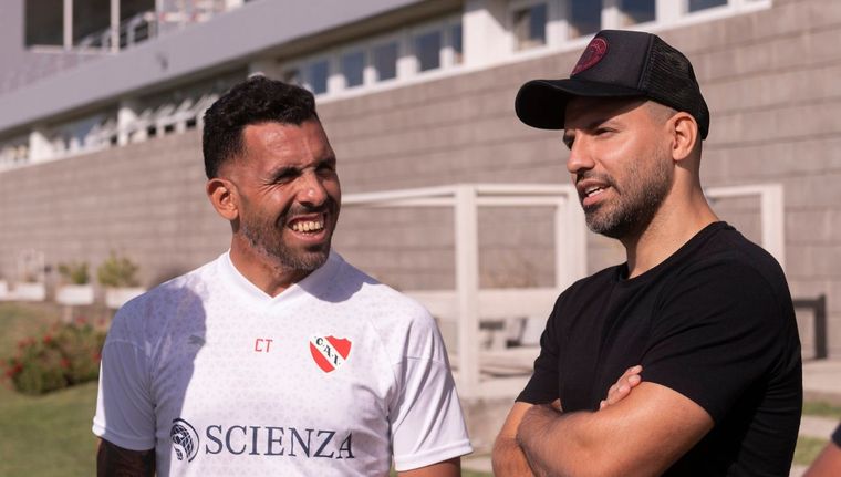 Carlos Tevez y Sergio Agüero se encontraron en Villa Domínico. Foto: @independiente