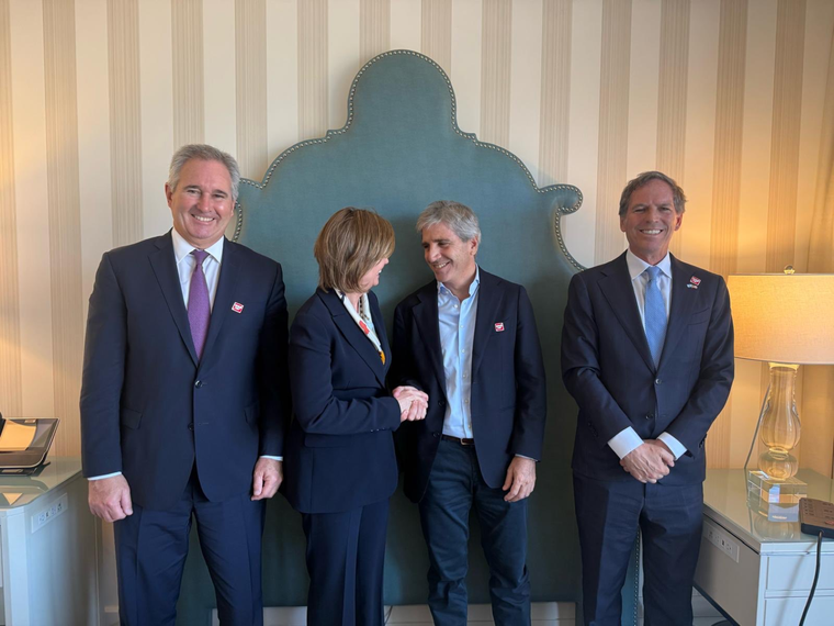 Luis Caputo y Pablo Quirno junto a las máximas autoridades de Chevron.&nbsp;