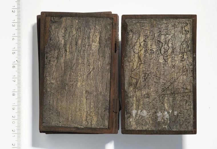 El hallazgo apareció en Alemania dentro de un antiguo pozo ciego y permitió recuperar un pequeño cuaderno medieval que todavía conserva escritura en sus páginas. &nbsp;