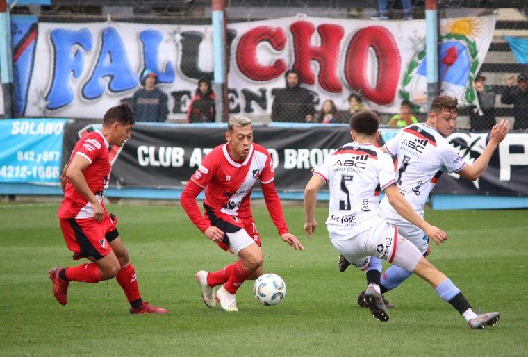 Herrera controla la pelota ante la marca de Brown. Foto: Deportivo Maipú