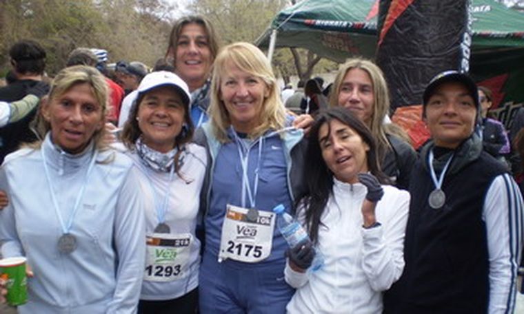 Un grupo de maratonistas del Mendoza Tenis Club. Foto: Julieta Bravín / MDZ