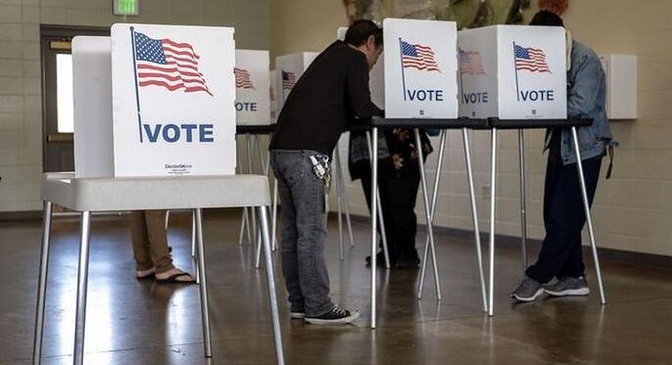 Las personas que no tienen la ciudadanía no son elegibles para votar ni deben registrarse para hacerlo en las elecciones de Estados Unidos. Foto: DW/AFP