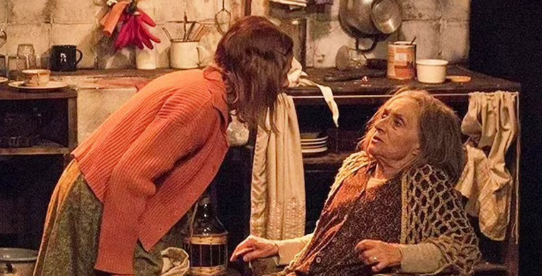 Marta en uno de sus papeles más icónicos, demostrando la versatilidad que la llevó a ganar el Premio ACE. Marta en uno de sus papeles más icónicos, demostrando la versatilidad que la llevó a ganar el Premio ACE.