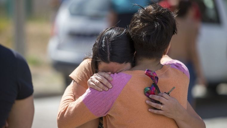 Madres autoconvocadas en la puerta del jardín Foto: Télam/ Martín Levicoy