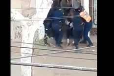 zona aislada: una mujer quiso entrar a su casa pero la policia no se lo permitio