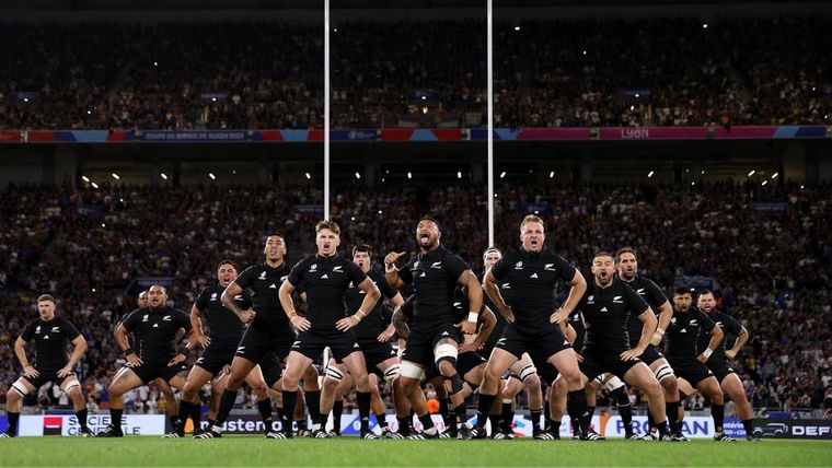 Levanten la vista frente al miedo, dicen los All Blacks en el Kapa o Pango, su nuevo haka. Foto: Twitter @AllBlacks