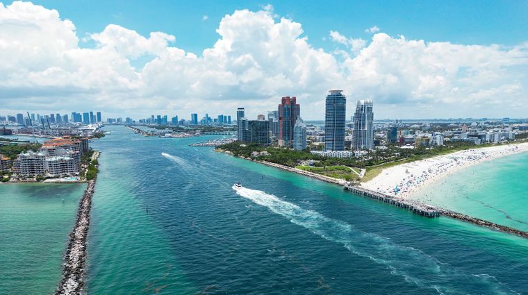 El proyecto Reefline avanza en Miami con estructuras diseñadas para atraer corales y recuperar la biodiversidad marina.