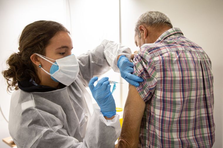 La vacuna de Oxford-AstraZeneca tuvo buena respuesta en adultos mayores