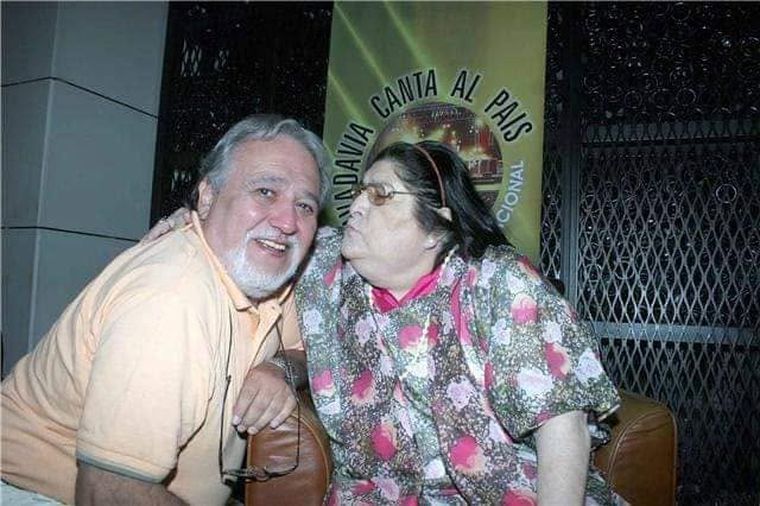 Pocho Sosa junto a la gran Mercedes Sosa. Foto de Coco Segura. Pocho Sosa junto a la gran Mercedes Sosa. Foto de Coco Segura.