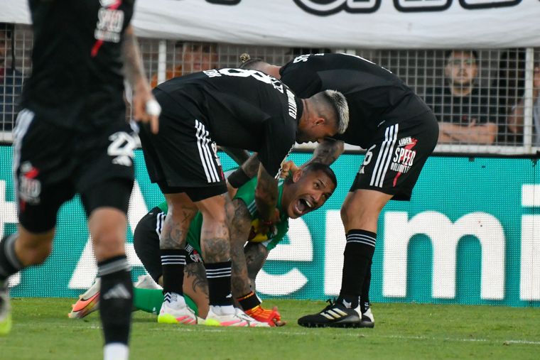 Tras el planchazo, Ignacio Arce debió abandonar el terreno de juego y luego Riestra cayó agónicamente frente a Barracas.