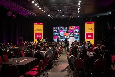 La competencia desafía a los estudiantes a pensar soluciones innovadoras para problemas reales. La competencia desafía a los estudiantes a pensar soluciones innovadoras para problemas reales.
