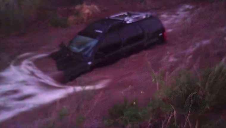 Una pareja fue rescatada de su auto luego de quedar atrapada en un cauce de San Carlos Foto: Ministerio de Seguridad