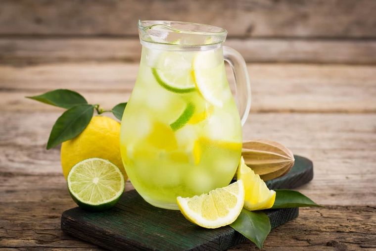 El jugo de limón tiene diversos beneficios para la salud. Foto: Shutterstock