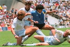 quien es el ingles que ama el futbol y llora a maradona