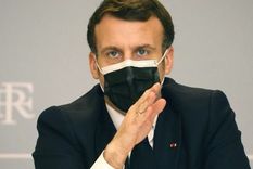 Macron quiere que Europa y EE.UU. entreguen de manera urgente entre el 4% y 5% de sus vacunas a los países más pobres, especialmente en África. Foto: EPA