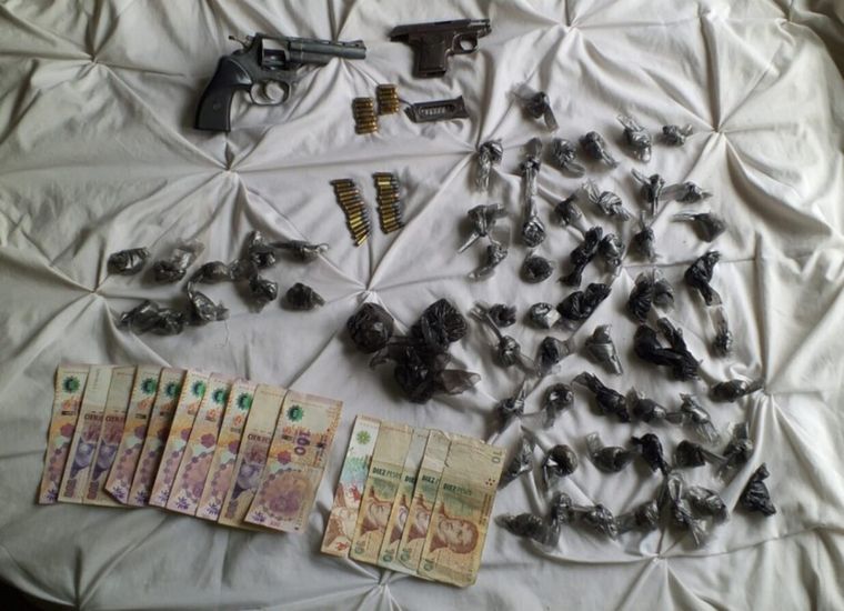 En uno de los allanamientos encontraron armas, cocaína y marihuana