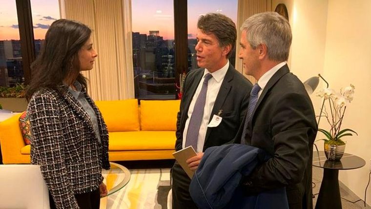 Gita Gopinath, la número dos del Fondo, junto al jefe de Gabinete, Nicolás Posse, y el ministro de Economía, Luis Caputo, durante un encuentro extraoficial en la sede del organismo en Washington. Foto: Télam