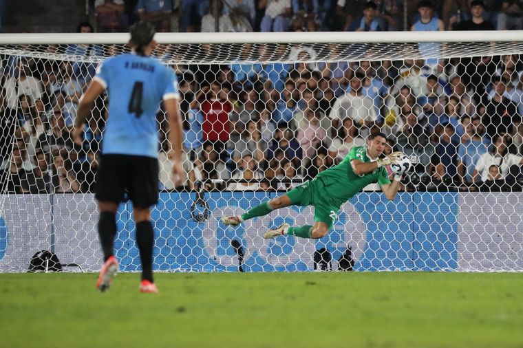 Dibu Martínez palpitó el partido frente a Brasil. Foto: EFE
