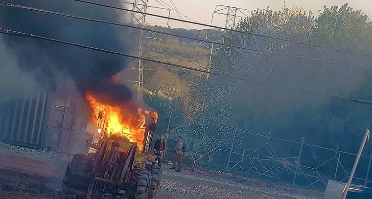 Maquinaria atacada por una bomba incendiaria Foto: AP