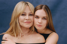 Melanie Griffith fue protagonista de un video íntimo que filtró su hija, Stella Banderas Griffith. Foto: Bvlgari