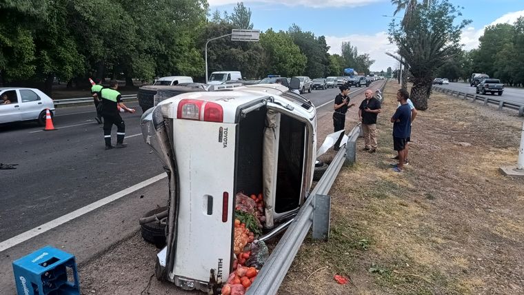 Una camioneta volcada en el acceso. Foto: Walter Moreno/MDZ