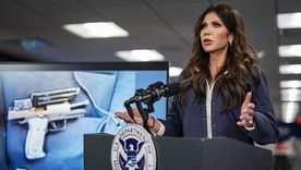 La secretaria de Seguridad Nacional, Kristi Noem, exhibió el arma que supuestamente llevaba la víctima.