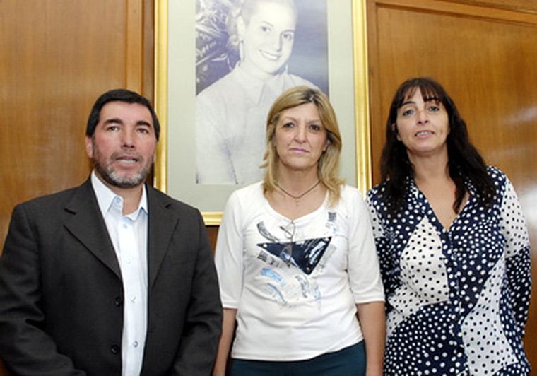 La ministra Siliva Ruggeri (al centro) junto a los subsecretarios Hernández, de Familia y Di Cataldo (Desarrollo Huano y Comunidad) Foto: Gonzalo Bravo / MDZ