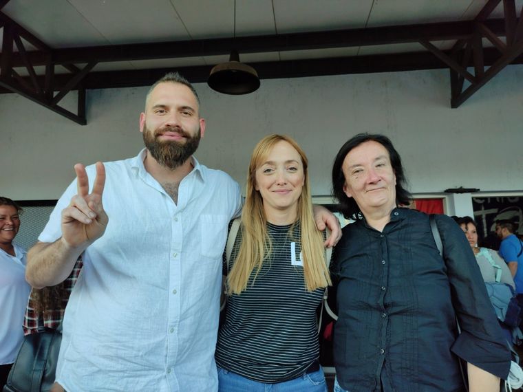 Los referentes del movimiento Evita, Lautaro Cruciani y Nilda Giménez junto a Anabel.