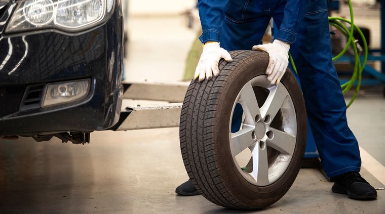 Comprar las cubiertas en Chile sale hasta un 25% de su valor en la Argentina, lo que generó una suerte de turismo del service en las provincias limítrofes. Foto: shutterstock.com