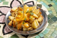 Fabio Fontana, a cargo de La Caña Vermuteria, comparte el paso a paso de estas patatas bravas. Foto: Instagram