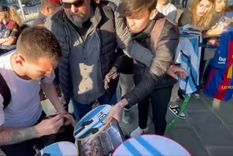 Messi evitó firmar camisetas de Barcelona antes de partir a París. Foto: Captura