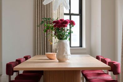 MDZol | la mayoría de las tendencias de diseño de interiores de los 90 se están utilizando en 2025 apuntan a características minimalistas porque se trata de reducir los ambientes coloridos. Foto: Reid Rolls. Diseño de Sarah Tract