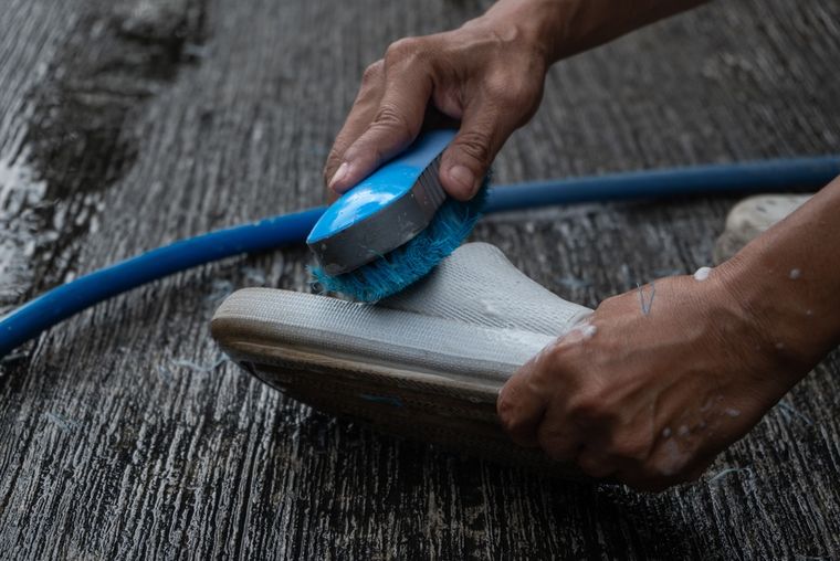Las raspaduras y la suciedad en el calzado de goma se remueven frotando el producto puro directamente sobre las zonas manchadas. Foto: Shutterstock Las raspaduras y la suciedad en el calzado de goma se remueven frotando el producto puro directamente sobre las zonas manchadas. Foto: Shutterstock