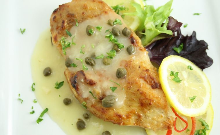 Pollo al vino blanco Una receta simple y deliciosa en minutos Foto: Shutterstock